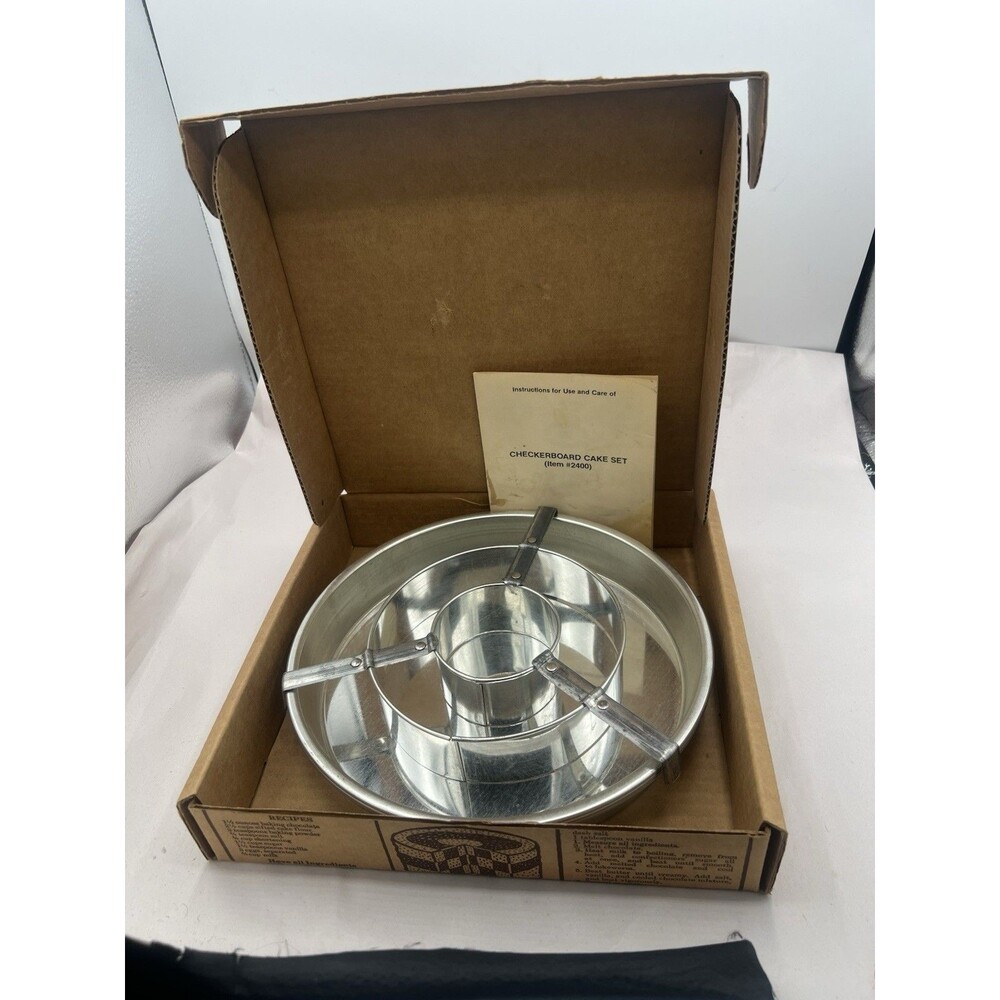 Vintage 1962 CHICAGO METALLIC 9" Checkerboard Cake Pan Set #2400 Retro Kitchen